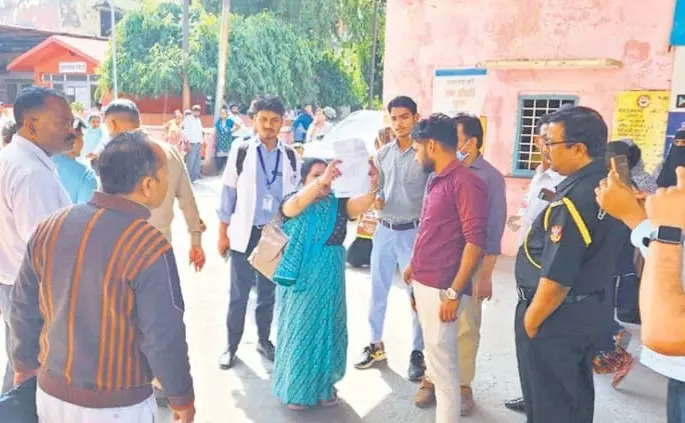 Bareilly: रजिस्टर फाड़ने से अस्पताल में हड़कंप, अस्पताल में अव्यवस्था से मरीज परेशान Bareilly: रजिस्टर फाड़ने से अस्पताल में हड़कंप, अस्पताल में अव्यवस्था से मरीज परेशान
