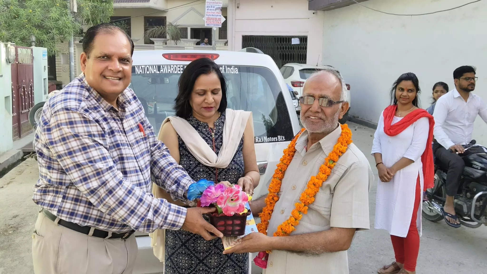 Bareilly: नगर निगम बरेली में नामांकन पर फूलों से स्वागत Bareilly: नगर निगम बरेली में नामांकन पर फूलों से स्वागत