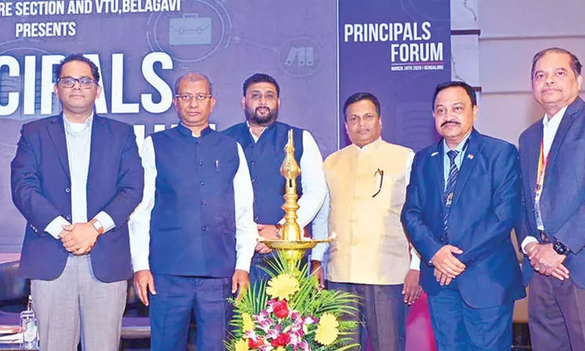 220 इंजीनियरिंग कॉलेजों के प्रिंसिपलों ने VTU मीट में हिस्सा लिया 220 इंजीनियरिंग कॉलेजों के प्रिंसिपलों ने VTU मीट में हिस्सा लिया