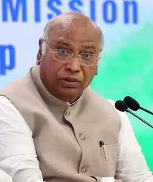 खड़गे ने महिला आरक्षण पर सर्वदलीय बैठक की मांग की खड़गे ने महिला आरक्षण पर सर्वदलीय बैठक की मांग की