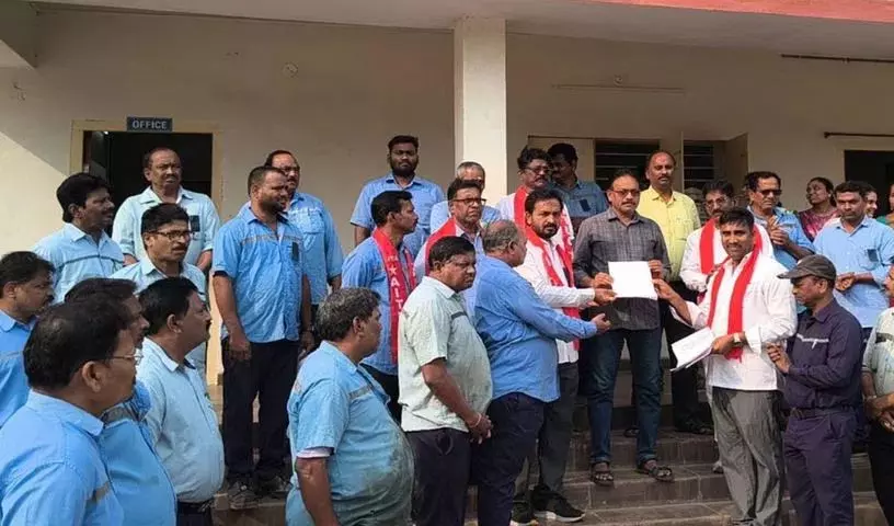 AITUC ने सिंगारेनी कर्मचारियों के लिए अप्रैल में हड़ताल का आह्वान किया AITUC ने सिंगारेनी कर्मचारियों के लिए अप्रैल में हड़ताल का आह्वान किया