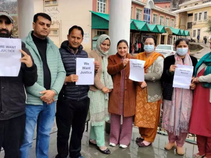 NHM कर्मचारियों ने लंबे समय से लंबित मुद्दों को लेकर पेन-डाउन हड़ताल की NHM कर्मचारियों ने लंबे समय से लंबित मुद्दों को लेकर पेन-डाउन हड़ताल की