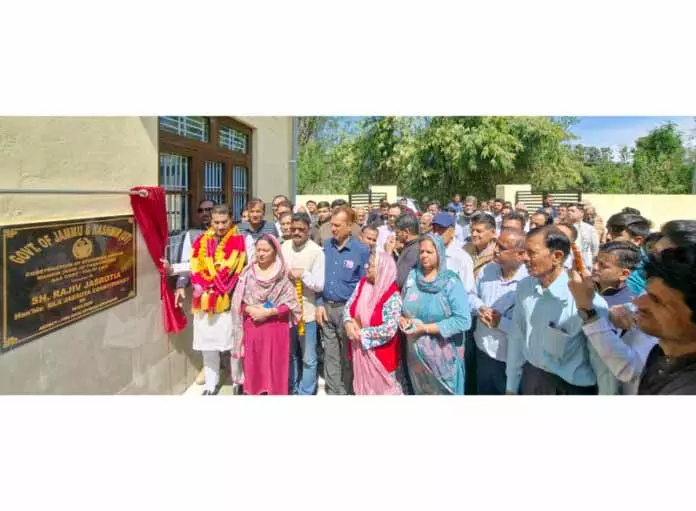 KATHUA: जसरोटिया ने 1.3 करोड़ रुपये के आयुष्मान आरोग्य मंदिर को समर्पित किया KATHUA: जसरोटिया ने 1.3 करोड़ रुपये के आयुष्मान आरोग्य मंदिर को समर्पित किया