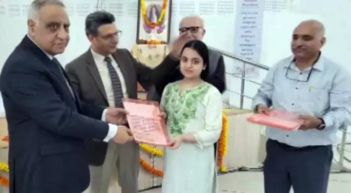 JAMMU: आश फाउंडेशन छात्राओं को छात्रवृत्तियाँ वितरित करता है JAMMU: आश फाउंडेशन छात्राओं को छात्रवृत्तियाँ वितरित करता है