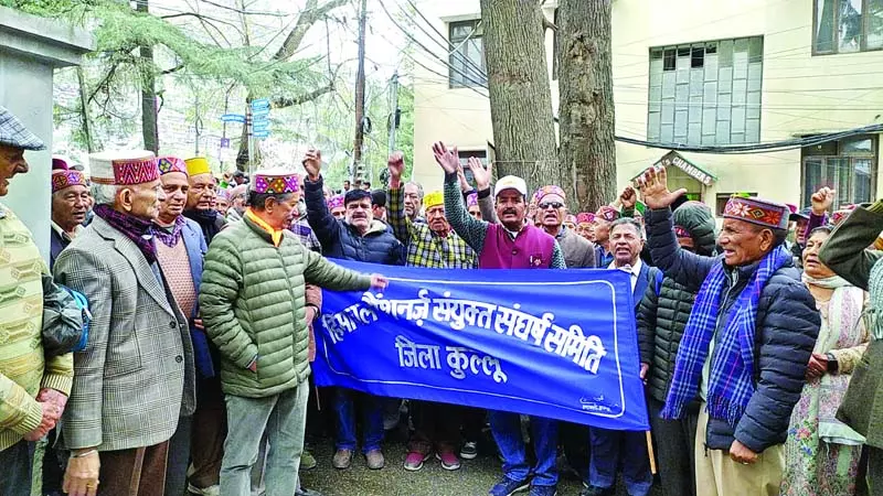 डीसी आफिस के बाहर फूटा पेंशनरों का गुस्सा डीसी आफिस के बाहर फूटा पेंशनरों का गुस्सा