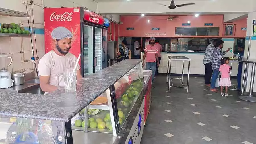 Kolar : सिलिंडर की कमी, होटलों में कीमतें बढ़ीं Kolar : सिलिंडर की कमी, होटलों में कीमतें बढ़ीं