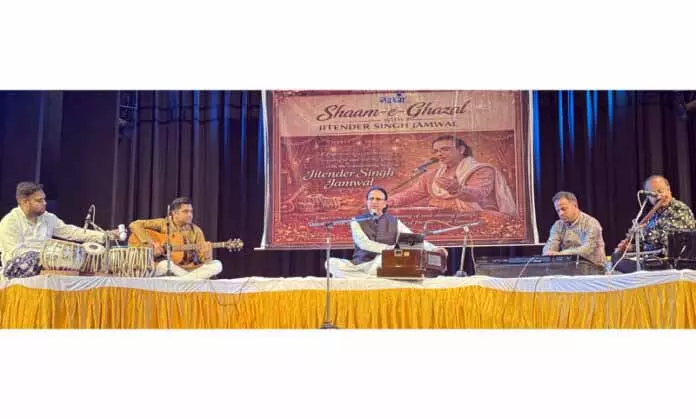 Abhinav Theatre में शाम-ए-गज़ल ने दर्शकों का मनोरंजन किया Abhinav Theatre में शाम-ए-गज़ल ने दर्शकों का मनोरंजन किया