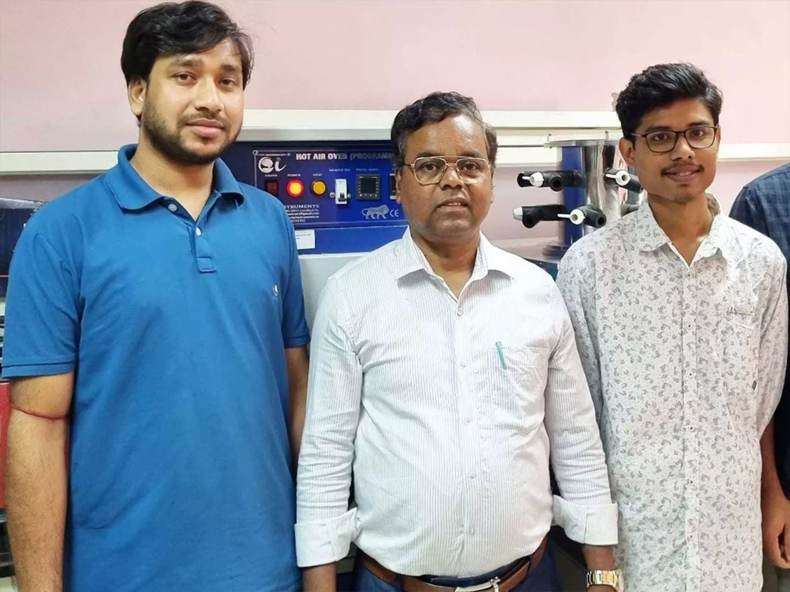 IIT गुवाहाटी के शोधकर्ताओं ने सतत हाइड्रोजन और पेयजल समाधानों के लिए एक सामग्री विकसित की IIT गुवाहाटी के शोधकर्ताओं ने सतत हाइड्रोजन और पेयजल समाधानों के लिए एक सामग्री विकसित की