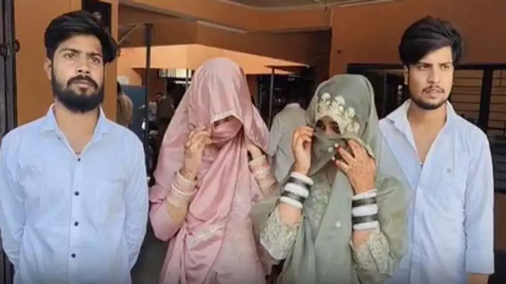 Naugaon: बहनों ने धर्म बदलकर की वैवाहिक पंजीकरण, वैवाहिक निर्णय ने मचाई हलचल Naugaon: बहनों ने धर्म बदलकर की वैवाहिक पंजीकरण, वैवाहिक निर्णय ने मचाई हलचल