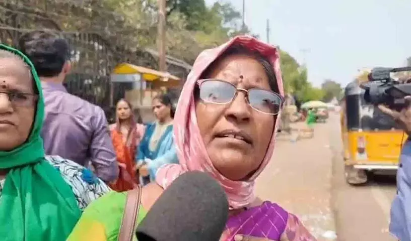 हमारे पास सड़कों पर भटकने के अलावा कोई चारा नहीं: Anganwadi महिला का दुख हमारे पास सड़कों पर भटकने के अलावा कोई चारा नहीं: Anganwadi महिला का दुख