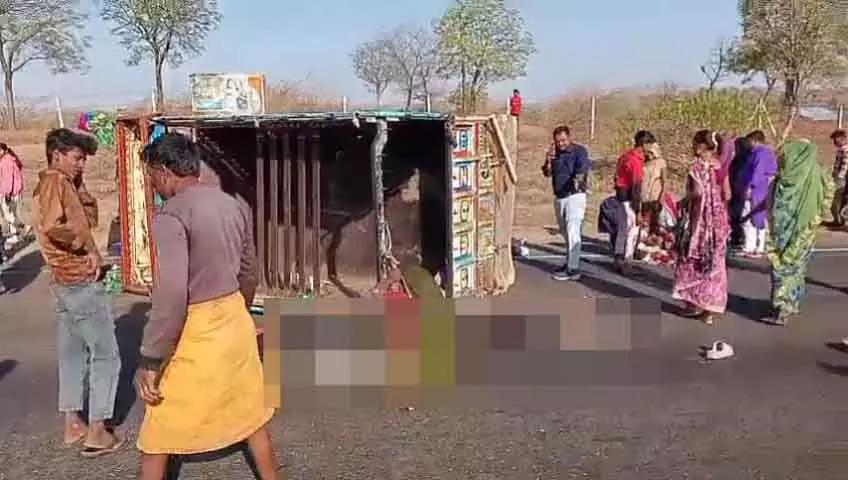 MP : सेंधवा के पास मुंबई-आगरा हाईवे पर पिकअप वैन पलटी, एक बच्चे की मौत, 20 घायल MP : सेंधवा के पास मुंबई-आगरा हाईवे पर पिकअप वैन पलटी, एक बच्चे की मौत, 20 घायल
