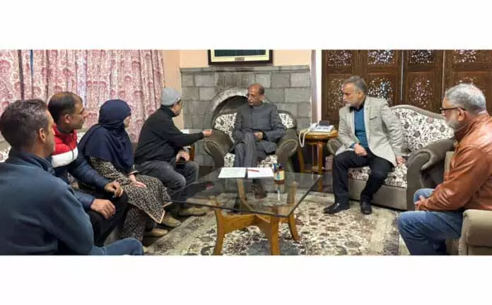 SRINAGAR: सलाहकार नासिर वानी ने प्रतिनिधिमंडलों से मुलाकात की SRINAGAR: सलाहकार नासिर वानी ने प्रतिनिधिमंडलों से मुलाकात की