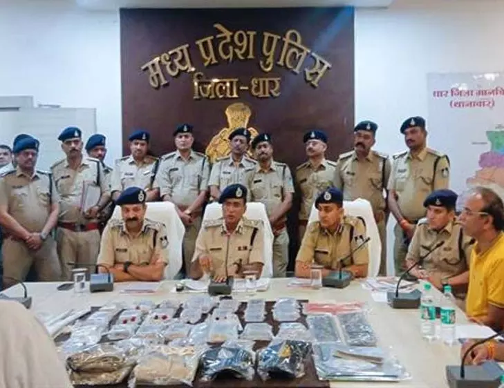 Khandva: नकली इनकम टैक्स अधिकारी बनकर की डकैती, गिरोह का पर्दाफाश Khandva: नकली इनकम टैक्स अधिकारी बनकर की डकैती, गिरोह का पर्दाफाश