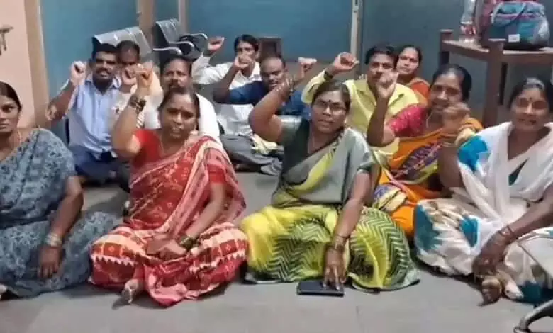 MGM अस्पताल में संविदा कर्मचारी वेतन न मिलने पर विरोध प्रदर्शन कर रहे MGM अस्पताल में संविदा कर्मचारी वेतन न मिलने पर विरोध प्रदर्शन कर रहे