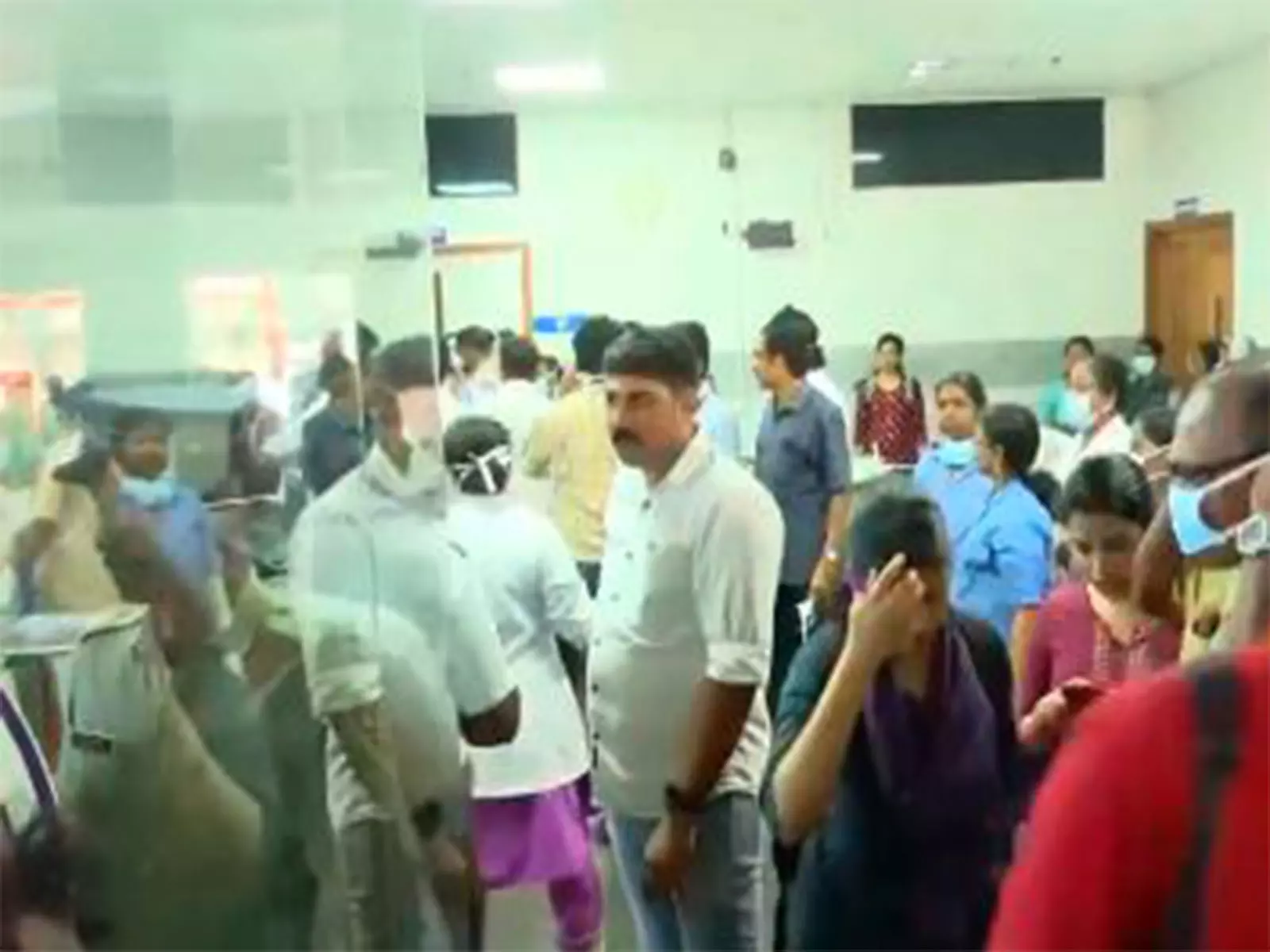 Kerala: तिरुवनंतपुरम मेडिकल कॉलेज में आग लगी, मरीज़ों को बाहर निकाला गया Kerala: तिरुवनंतपुरम मेडिकल कॉलेज में आग लगी, मरीज़ों को बाहर निकाला गया
