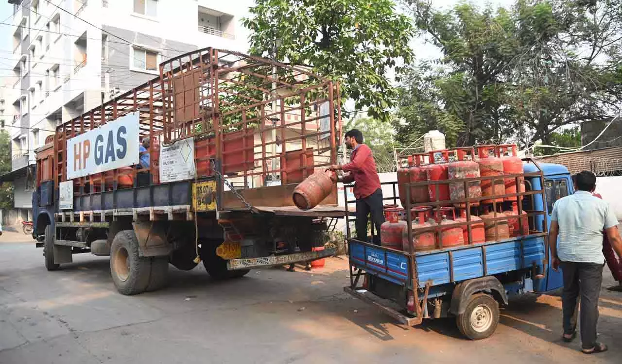 LPG की कमी के कारण हैदराबाद के भोजनालय और ठेलों को बंद करना पड़ा LPG की कमी के कारण हैदराबाद के भोजनालय और ठेलों को बंद करना पड़ा