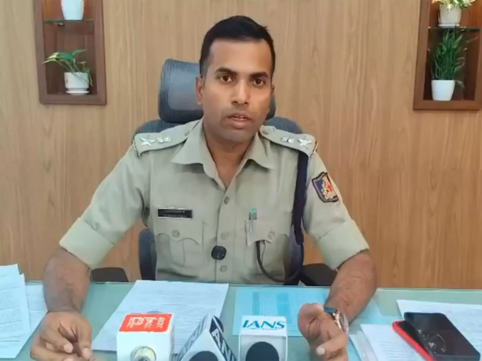 Karnataka: बेलगाम में ब्लैक नोट करेंसी धोखाधड़ी के आरोप में 8 लोग गिरफ्तार Karnataka: बेलगाम में ब्लैक नोट करेंसी धोखाधड़ी के आरोप में 8 लोग गिरफ्तार