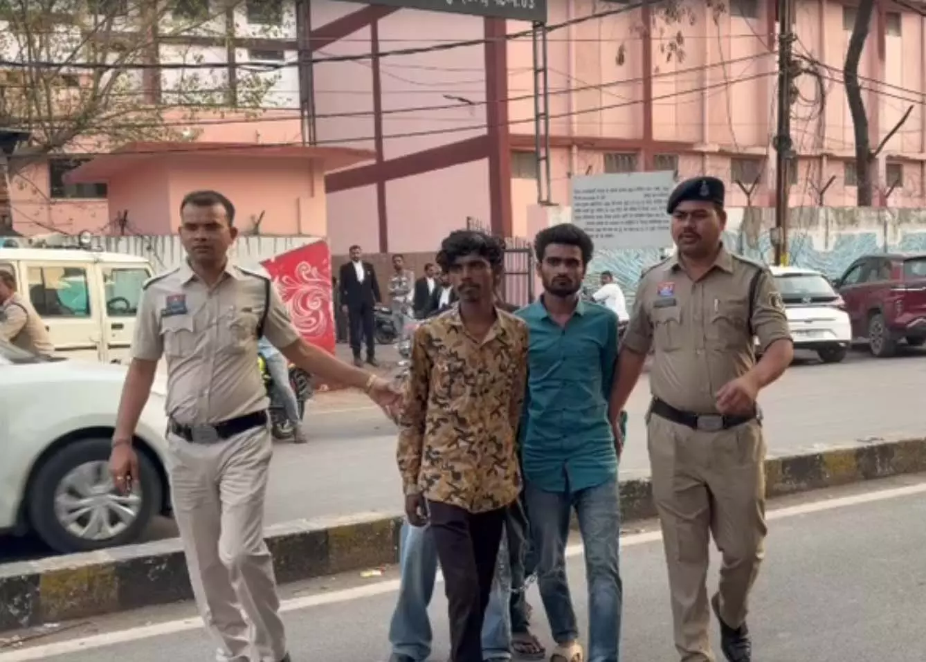 कालीबाड़ी गैंगवार मामलें में 3 आरोपी गिरफ्तार, देखें VIDEO... कालीबाड़ी गैंगवार मामलें में 3 आरोपी गिरफ्तार, देखें VIDEO...
