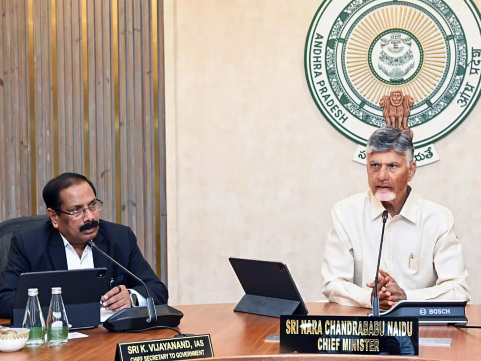 Andhra Pradesh के मुख्यमंत्री चंद्रबाबू नायडू ने राज्य में गैस आपूर्ति की स्थिति की समीक्षा की Andhra Pradesh के मुख्यमंत्री चंद्रबाबू नायडू ने राज्य में गैस आपूर्ति की स्थिति की समीक्षा की