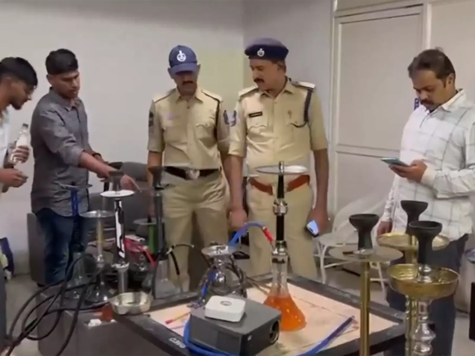 रंगारेड्डी ज़िले में कैफ़े की आड़ में चल रहे हुक्का सेंटर पर Telangana पुलिस का छापा; 39 लोग गिरफ़्तार रंगारेड्डी ज़िले में कैफ़े की आड़ में चल रहे हुक्का सेंटर पर Telangana पुलिस का छापा; 39 लोग गिरफ़्तार