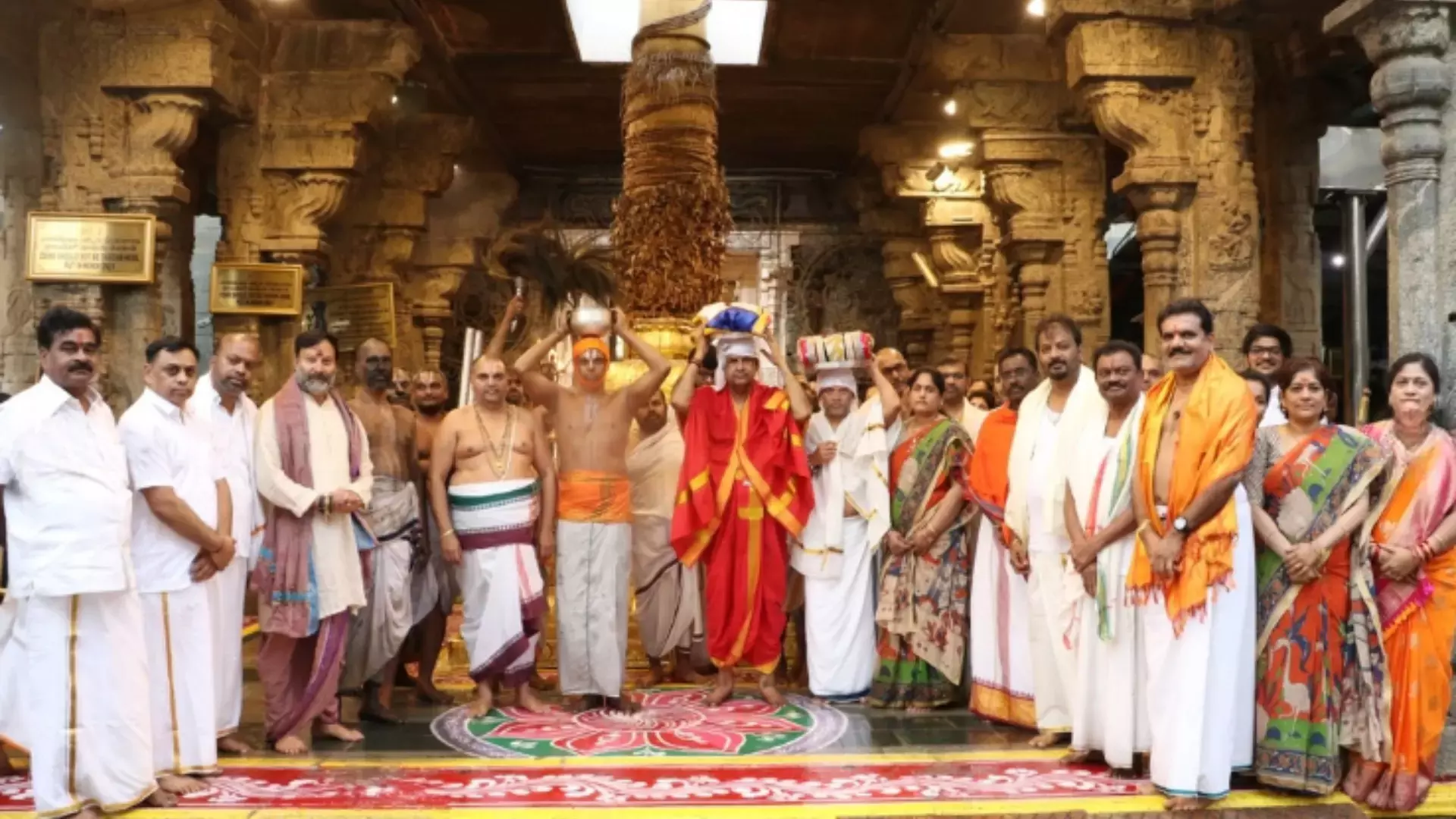 Tirumala में वेंकटेश्वर मंदिर का कोइल अलवर तिरुमंजनम अनुष्ठान Tirumala में वेंकटेश्वर मंदिर का कोइल अलवर तिरुमंजनम अनुष्ठान