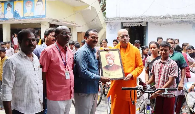 Swami Bodhmayananda जी छात्रों से उच्च शिक्षा प्राप्त करने का आग्रह करते Swami Bodhmayananda जी छात्रों से उच्च शिक्षा प्राप्त करने का आग्रह करते