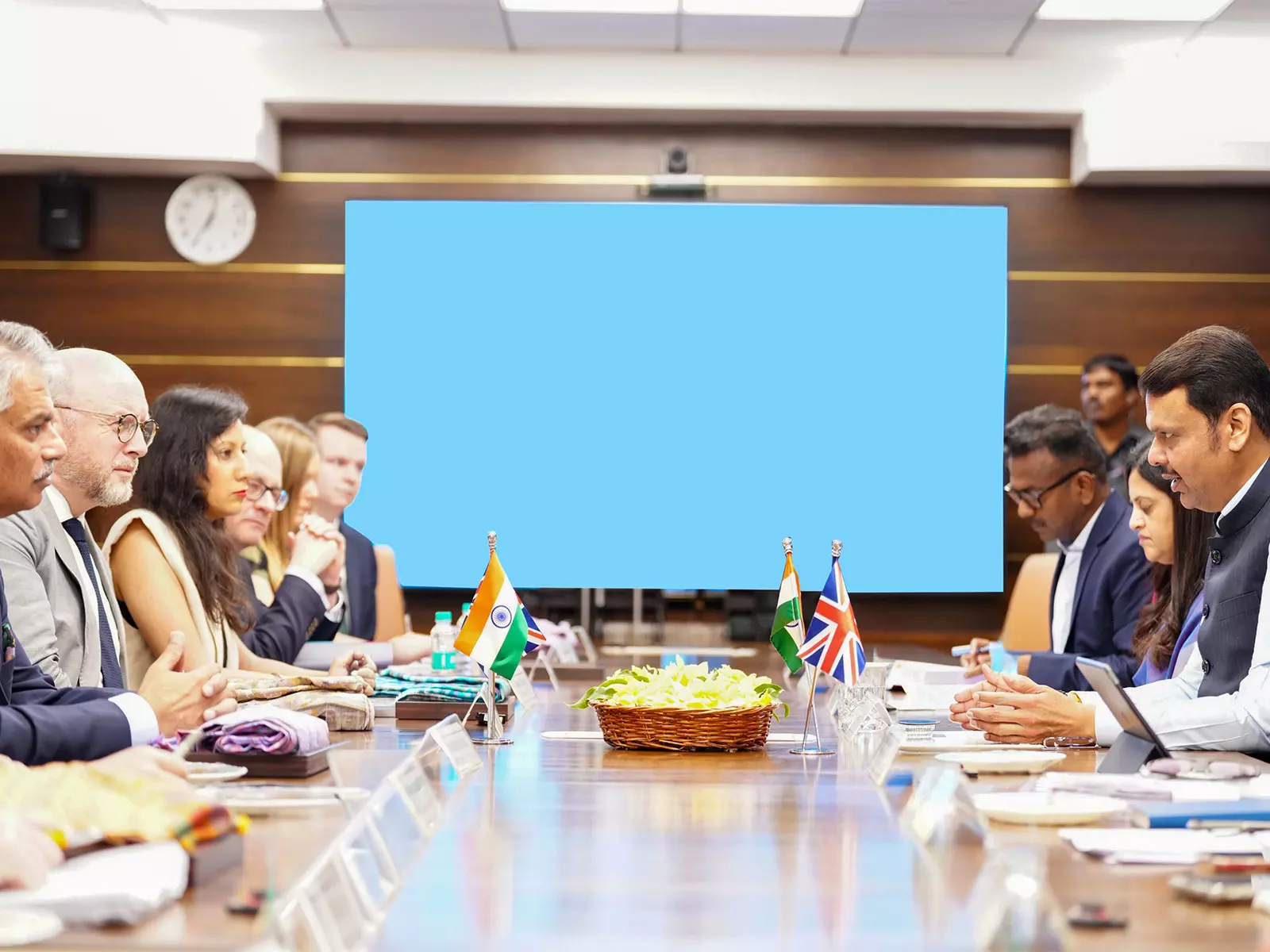 फडणवीस ने UK प्रतिनिधिमंडल से निवेश और विकास पर चर्चा की फडणवीस ने UK प्रतिनिधिमंडल से निवेश और विकास पर चर्चा की