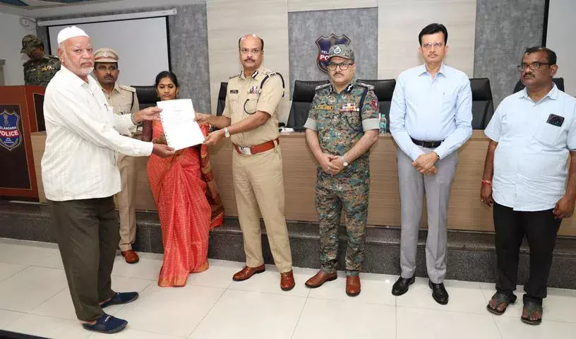 DGP ने बालिमेला शहीद पुलिसकर्मियों के परिवारों को ज़मीन के पट्टे सौंपे DGP ने बालिमेला शहीद पुलिसकर्मियों के परिवारों को ज़मीन के पट्टे सौंपे