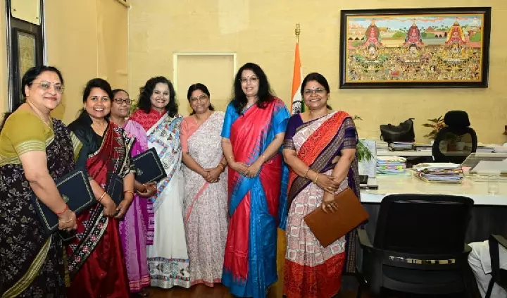 प्रशिक्षण पूरा होने के बाद 6 महिला IAS अधिकारियों ने ओडिशा की मुख्य सचिव अनु गर्ग से मुलाक़ात की प्रशिक्षण पूरा होने के बाद 6 महिला IAS अधिकारियों ने ओडिशा की मुख्य सचिव अनु गर्ग से मुलाक़ात की