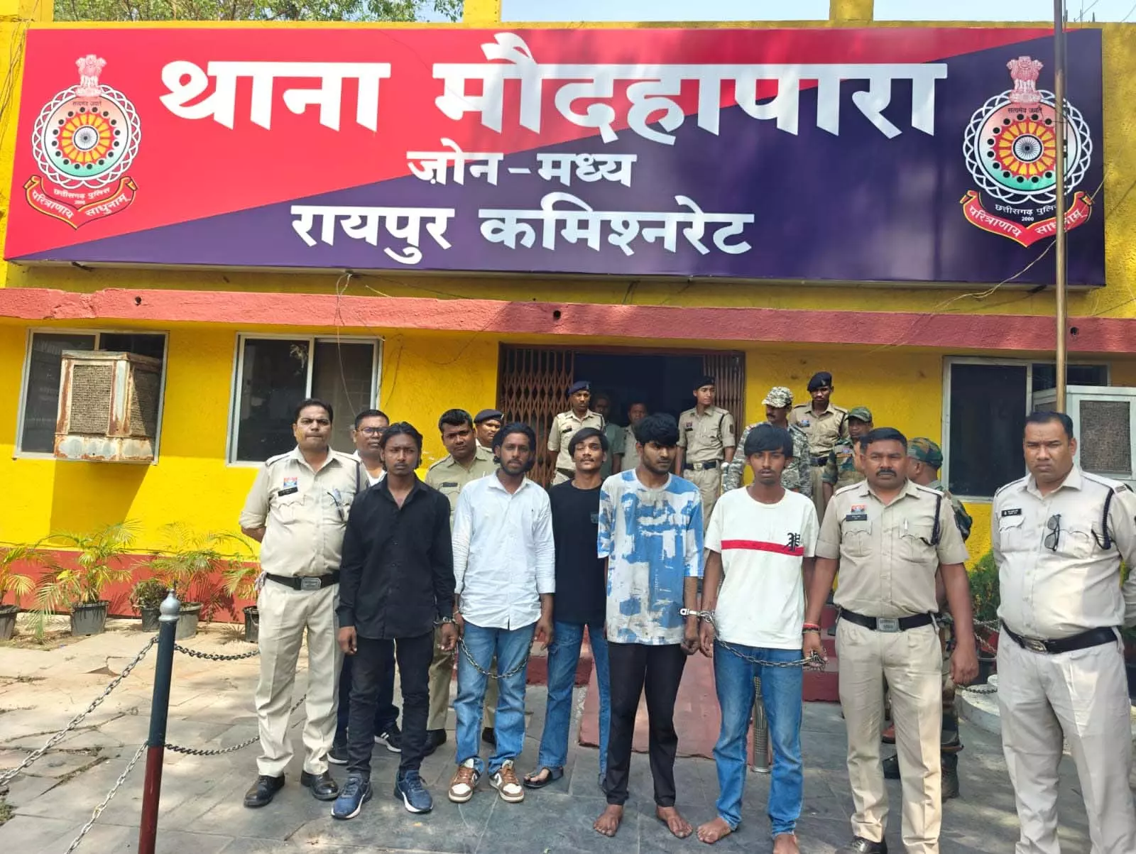 रायपुर में गुंडागर्दी पर पुलिस का बड़ा एक्शन, 24 घंटे में 12 आरोपी गिरफ्तार रायपुर में गुंडागर्दी पर पुलिस का बड़ा एक्शन, 24 घंटे में 12 आरोपी गिरफ्तार