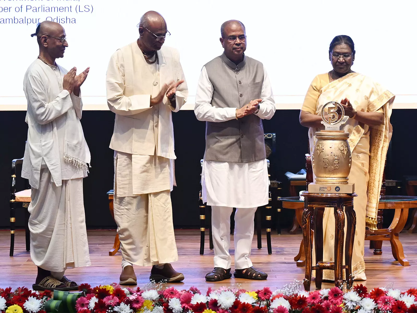 Murmu ने अक्षय पात्र के 5 अरब भोजन कार्यक्रम में हिस्सा लिया Murmu ने अक्षय पात्र के 5 अरब भोजन कार्यक्रम में हिस्सा लिया