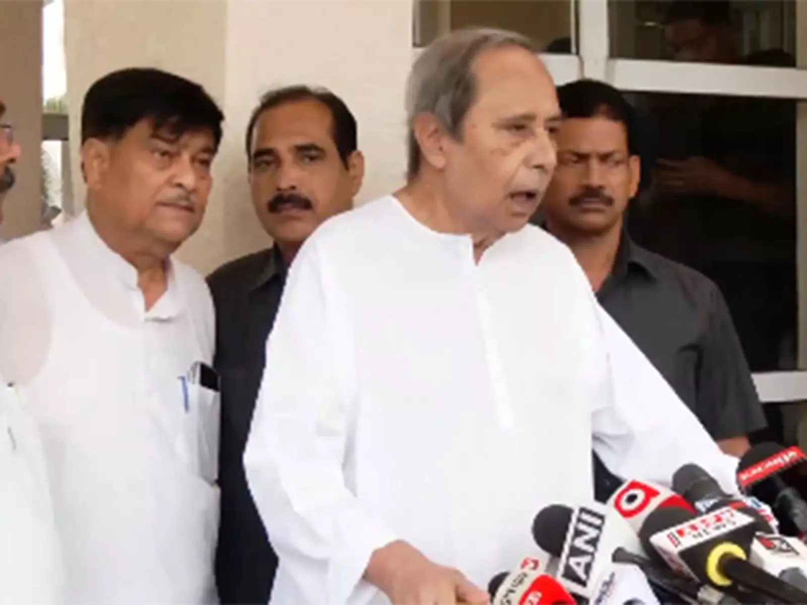 Cuttack अस्पताल अग्निकांड: ओडिशा के पूर्व मुख्यमंत्री पटनायक ने राज्य के स्वास्थ्य मंत्री के इस्तीफे की मांग की Cuttack अस्पताल अग्निकांड: ओडिशा के पूर्व मुख्यमंत्री पटनायक ने राज्य के स्वास्थ्य मंत्री के इस्तीफे की मांग की