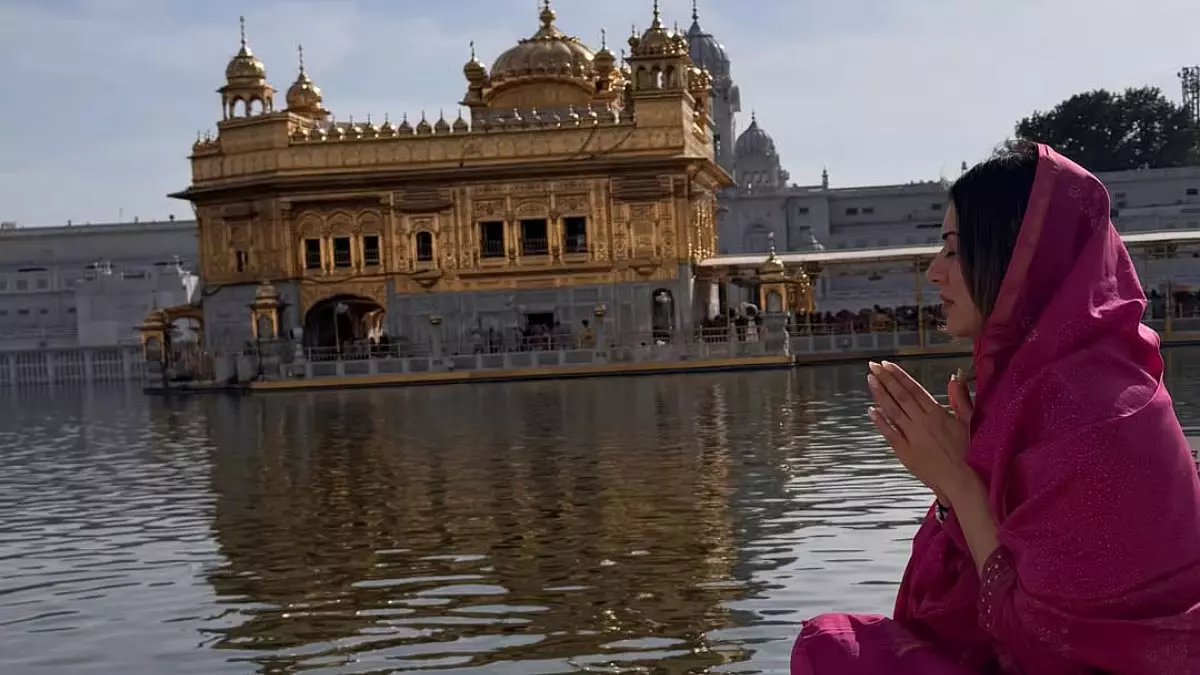 सोहेल खतुरिया से तलाक के बाद हंसिका मोटवानी अमृतसर के Golden Temple गईं सोहेल खतुरिया से तलाक के बाद हंसिका मोटवानी अमृतसर के Golden Temple गईं