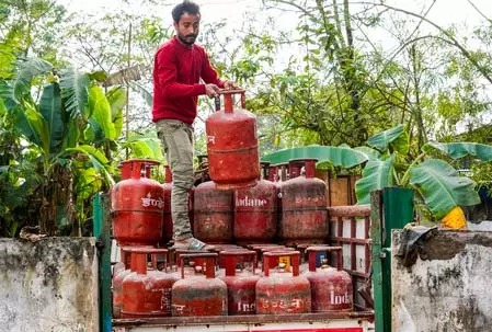 कालाबाजारी पर सख्त कार्रवाई, 5813 जगह छापेमारी कालाबाजारी पर सख्त कार्रवाई, 5813 जगह छापेमारी