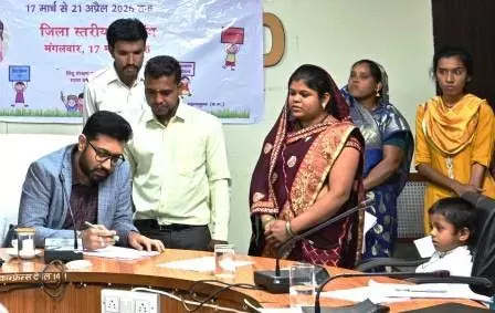 जनदर्शन में कलेक्टर लंगेह ने सुनी आमजन की समस्याएं, 70 आवेदन प्राप्त जनदर्शन में कलेक्टर लंगेह ने सुनी आमजन की समस्याएं, 70 आवेदन प्राप्त