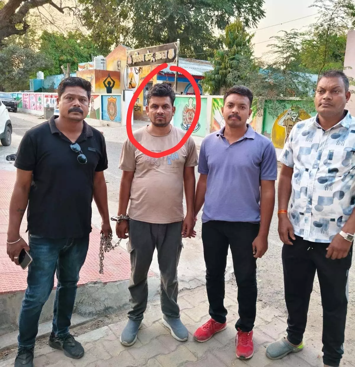 Raipur Breaking: केंद्रीय जेल से फरार इनामी आरोपी गिरफ्तार Raipur Breaking: केंद्रीय जेल से फरार इनामी आरोपी गिरफ्तार