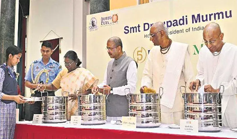 अक्षय पात्र ने 5 अरब भोजन और 25 वर्षों की सेवा पूरी की। अक्षय पात्र ने 5 अरब भोजन और 25 वर्षों की सेवा पूरी की।