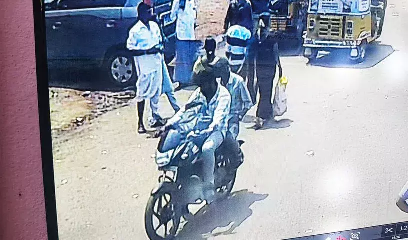 Zaheerabad तहसीलदार कार्यालय में मोपेड से 8 लाख रुपये चोरी