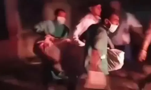 वैन में गठरी की तरह फेंके शव, सफाईकर्मियों की मौत के बाद रामकृष्ण हॉस्पिटल का शर्मनाक वीडियो आया सामने वैन में गठरी की तरह फेंके शव, सफाईकर्मियों की मौत के बाद रामकृष्ण हॉस्पिटल का शर्मनाक वीडियो आया सामने