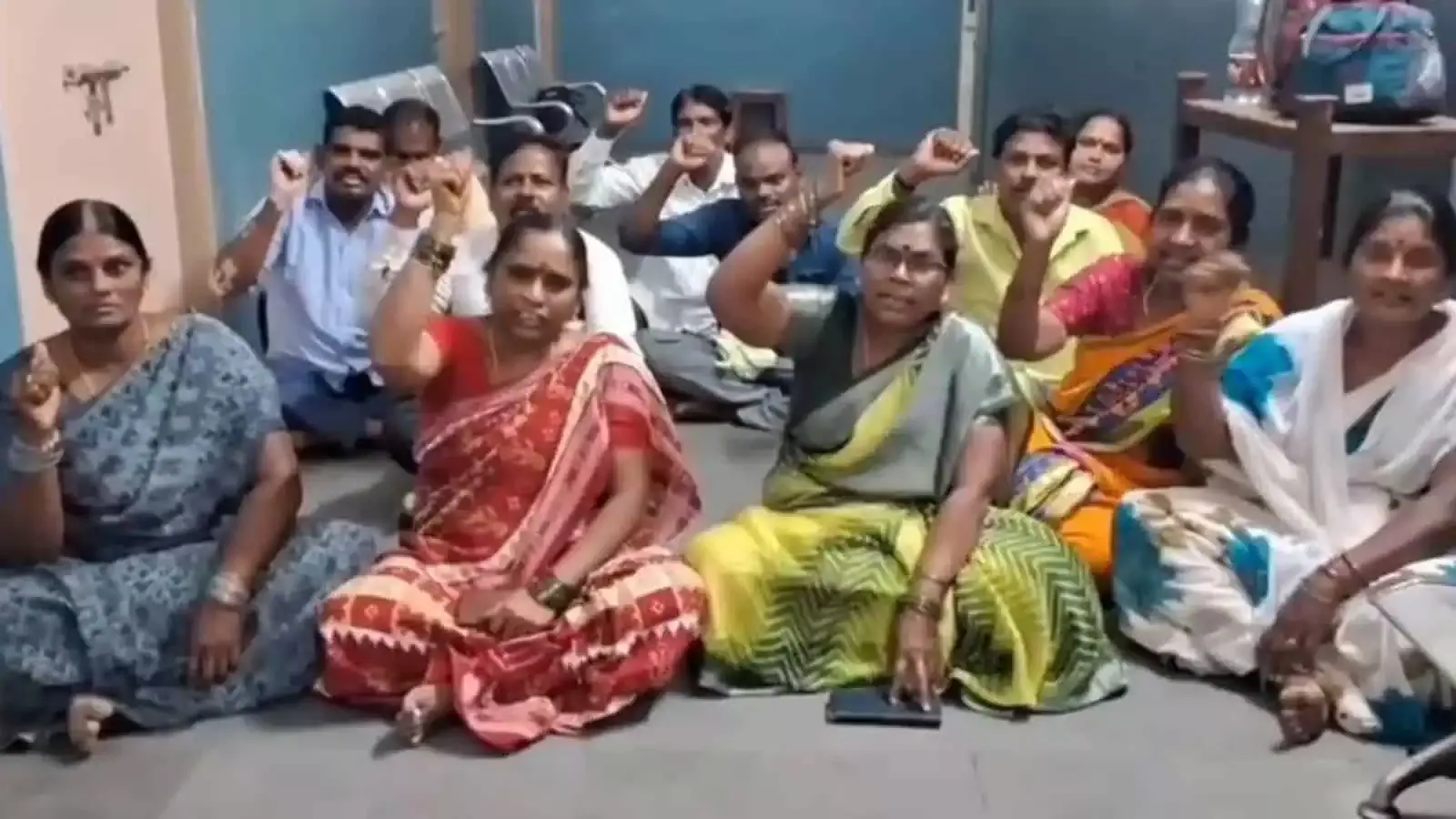Telangana: MGM अस्पताल में संविदा कर्मचारी वेतन न मिलने पर प्रदर्शन कर रहे