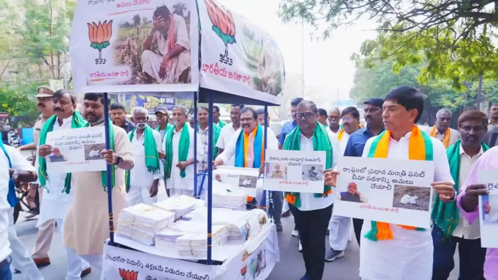 Hyderabad: BJP विधायकों ने ठेले पर किसानों के मुद्दे तेलंगाना विधानसभा में उठाए Hyderabad: BJP विधायकों ने ठेले पर किसानों के मुद्दे तेलंगाना विधानसभा में उठाए