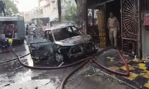 7 लोगों की मौत, इलेक्ट्रिक कार में चार्जिंग के दौरान लगी आग 7 लोगों की मौत, इलेक्ट्रिक कार में चार्जिंग के दौरान लगी आग