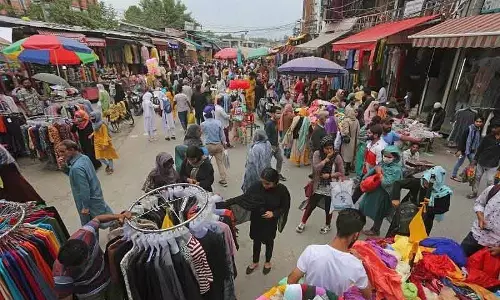Srinagar ईद से पहले घाटी के बाज़ारों में खरीदारों की भारी भीड़ Srinagar ईद से पहले घाटी के बाज़ारों में खरीदारों की भारी भीड़