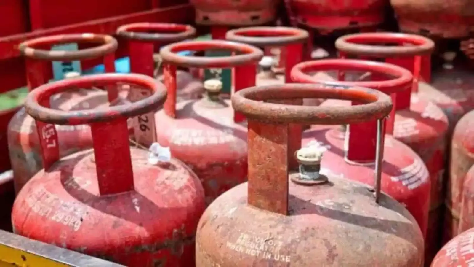 घरेलू LPG सिलेंडरों के दुरुपयोग को लेकर हैदराबाद के भोजनालयों पर छापे घरेलू LPG सिलेंडरों के दुरुपयोग को लेकर हैदराबाद के भोजनालयों पर छापे