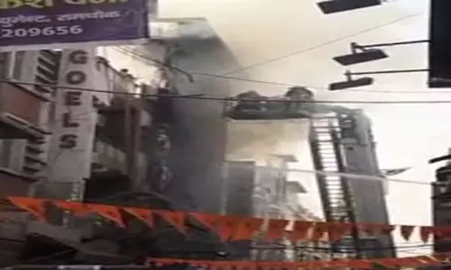 चार मंजिला इमारत में लगी आग, 25 दमकल गाड़ियों ने पाया काबू चार मंजिला इमारत में लगी आग, 25 दमकल गाड़ियों ने पाया काबू