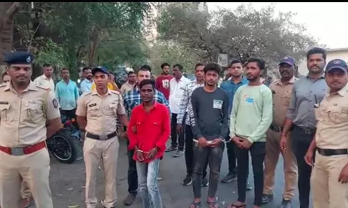 Maharashtra : आधारवाड़ी जेल के बाहर गैंगस्टर की बर्थडे पार्टी में तीन लोग हिरासत में Maharashtra : आधारवाड़ी जेल के बाहर गैंगस्टर की बर्थडे पार्टी में तीन लोग हिरासत में