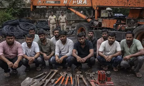 MTNL केबल चुराने के आरोप में अंतर-राज्यीय गिरोह के नौ सदस्य गिरफ्तार; हाइड्रा क्रेन और औजार जब्त MTNL केबल चुराने के आरोप में अंतर-राज्यीय गिरोह के नौ सदस्य गिरफ्तार; हाइड्रा क्रेन और औजार जब्त