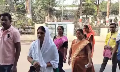 बस्ती वालों ने शराब दुकान का किया विरोध बस्ती वालों ने शराब दुकान का किया विरोध