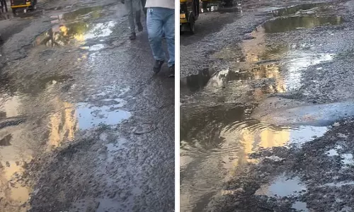 Kanjurmarg स्टेशन के बाहर पानी से भरे गड्ढे दिखे; नागरिक चिंताएं बढ़ीं Kanjurmarg स्टेशन के बाहर पानी से भरे गड्ढे दिखे; नागरिक चिंताएं बढ़ीं