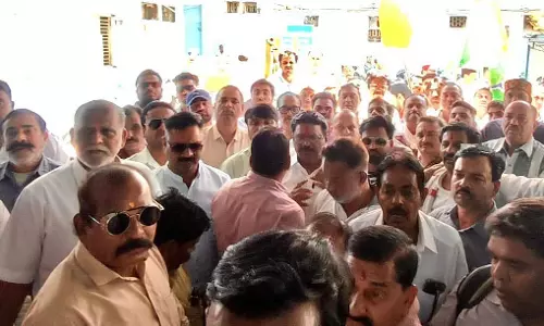 Indore : कांग्रेस ने MOS टैक्स के विरोध में नगर निगम प्रमुख के कार्यालय के बाहर प्रदर्शन किया Indore : कांग्रेस ने MOS टैक्स के विरोध में नगर निगम प्रमुख के कार्यालय के बाहर प्रदर्शन किया
